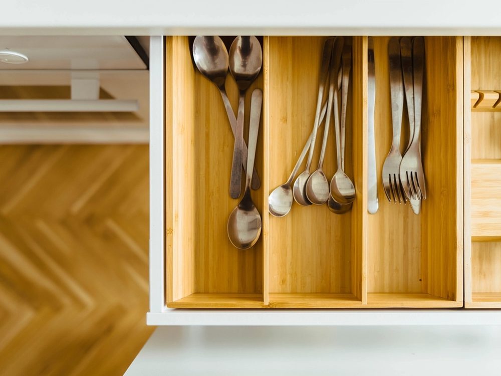 Schubkasten mit eingelegter Besteckeinteilung aus Holz